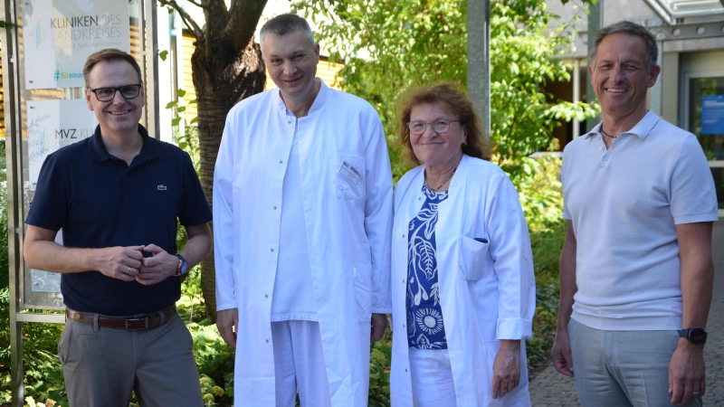 Landrat Dr. Christian von Dobschütz, der neue Chefarzt Dr. Ciprian Botez, Chefärztin der Geburtshilfe Dr. Liane Humann-Scheuenstuhl und Klinikvorstand Stefan Schilling (von links) (Foto: Christa Frühwald)