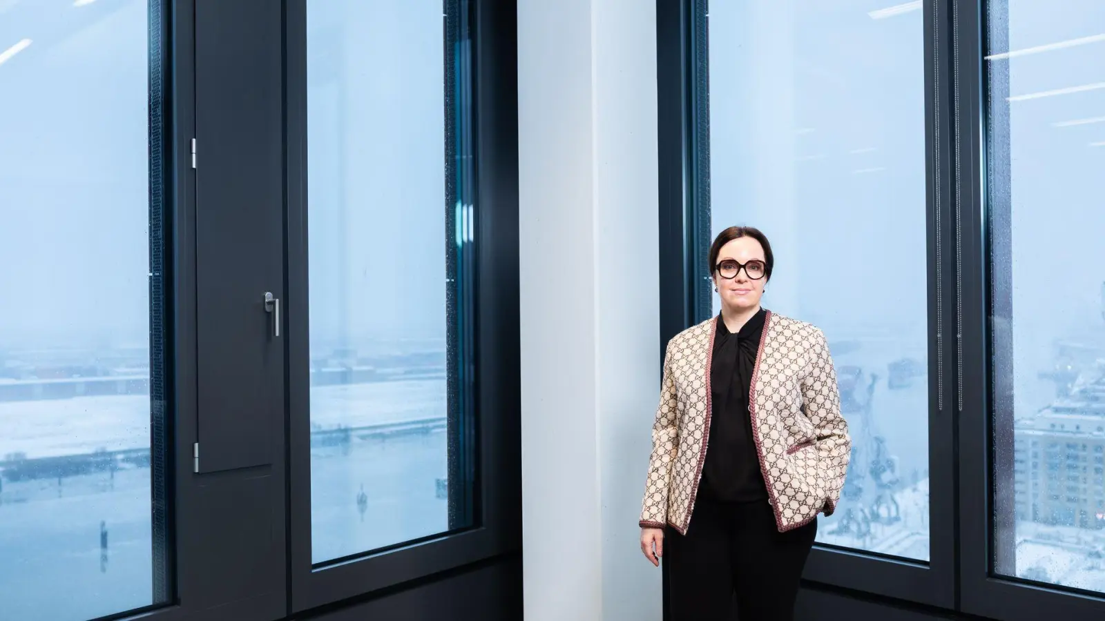 Die Schwedin Borg leitet seit 2020 den staatseigenen schwedischen Energiekonzern Vattenfall, der Deutschland zu seinen Kernmärkten zählt. Auf dem Bild steht Borg in der Hamburger Vattenfall-Zentrale. Im  Hintergrund ist die Norderelbe zu sehen. (Archivbild) (Foto: Ulrich Perrey/dpa)