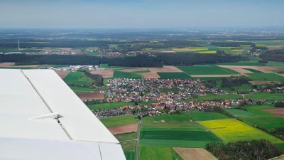 Der Blick von oben bei klarer Sicht: In den kleinen Propellermaschinen bot sich den mittelfränkischen Luftbeobachtern bei ihren Übungen am Freitag in der Region ein schönes Bild. (Foto: Anna Beigel)