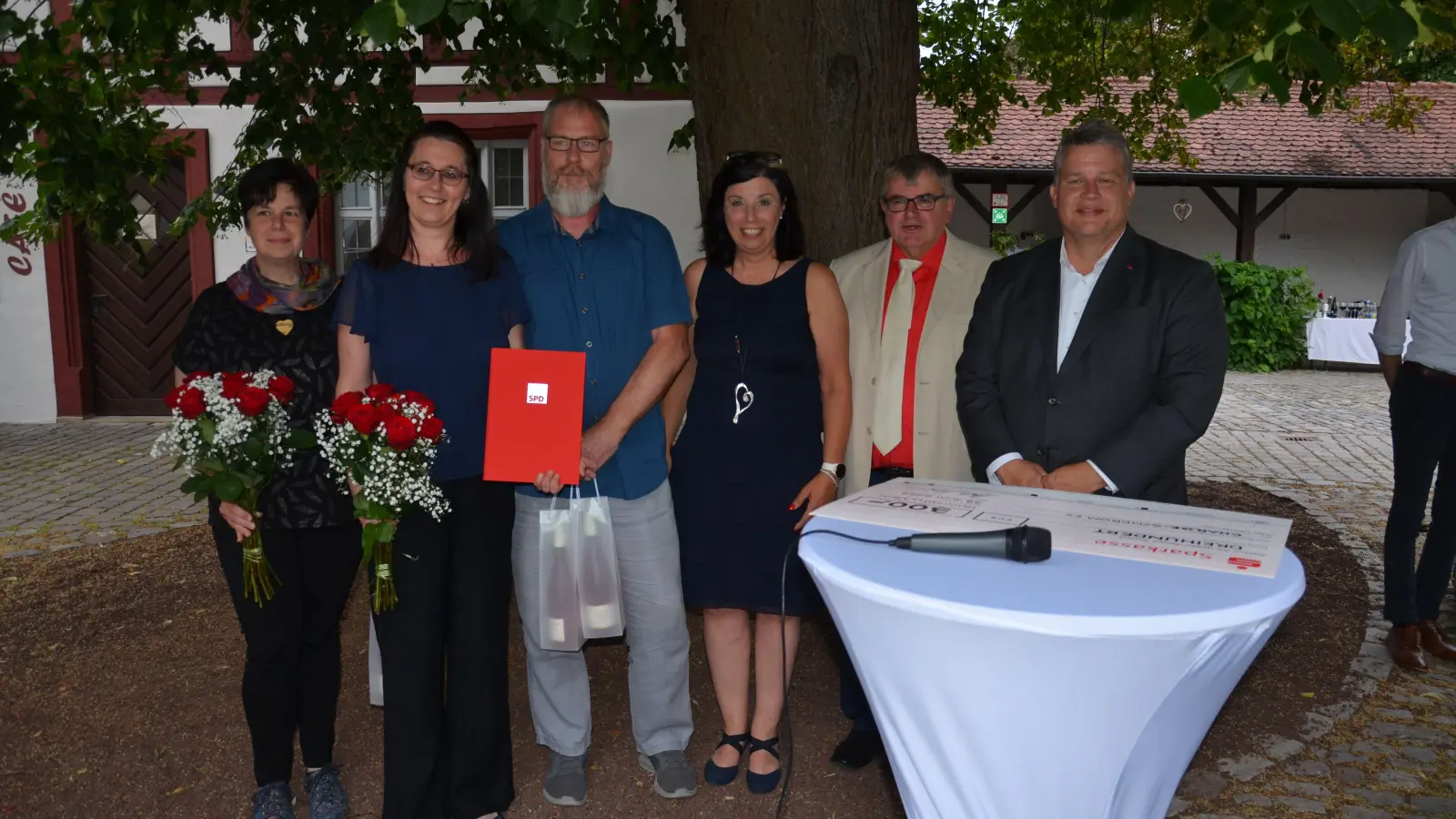 Ramona Sigwarth, „gute Seele“ des Vereins Charge Syndrom, sowie die Vorstandsmitglieder Claudia und Hans Junghans wurden von der Landkreis SPD mit Heike Gareis sowie vom ehemaligen Landtagsabgeordneten Harry Scheuenstuhl und Bundestagsmitglied Carsten Träger (von links) mit dem Ehrenamtspreis der Sozialdemokraten ausgezeichnet. (Foto: Patrick Lauer)