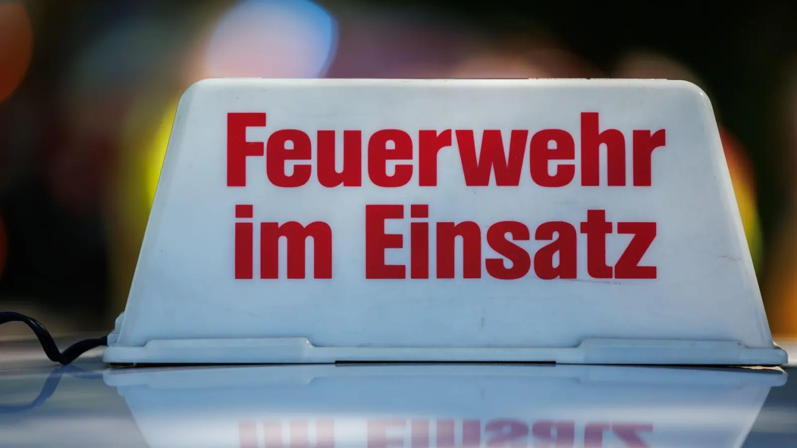 Die Feuerwehr rückte nach einer Verpuffung zu einem Einsatz an der Zahnklinik in Würzburg aus. (Symbolbild) (Foto: Daniel Karmann/dpa)