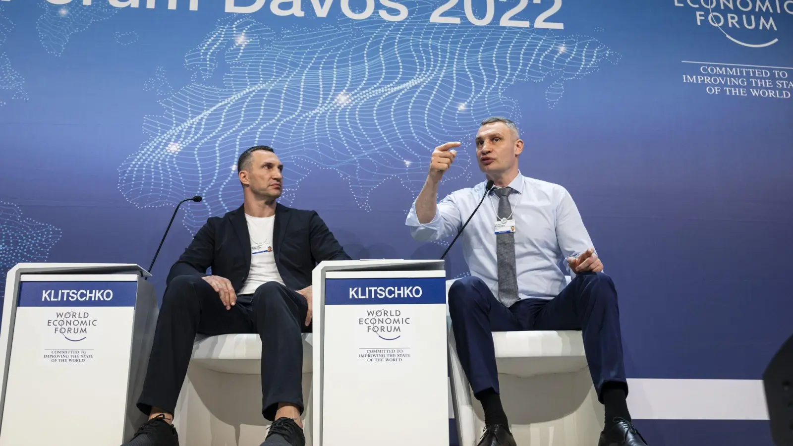 Die Brüder Wladimir (l) und Vitali Klitschko, der Bürgermeister von Kiew ist, sprechen bei einer Podiumsdiskussion während des 51. Jahrestreffens des Weltwirtschaftsforums in Davos. Sie forderten dort schärfere Maßnahmen gegen Russland. (Foto: Laurent Gillieron/KEYSTONE/dpa)