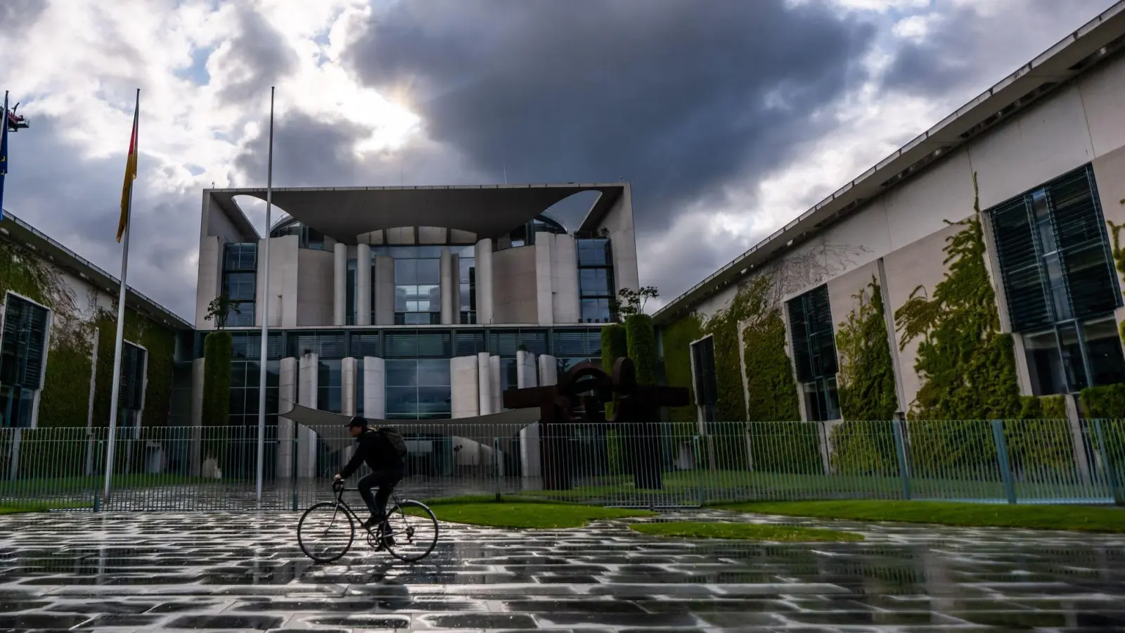 Düsternis überm Kanzleramt: Regenwolken ziehen während der Beratungen des Koalitionsausschusses über die Reagierungszentrale. (Foto: Michael Kappeler/dpa)
