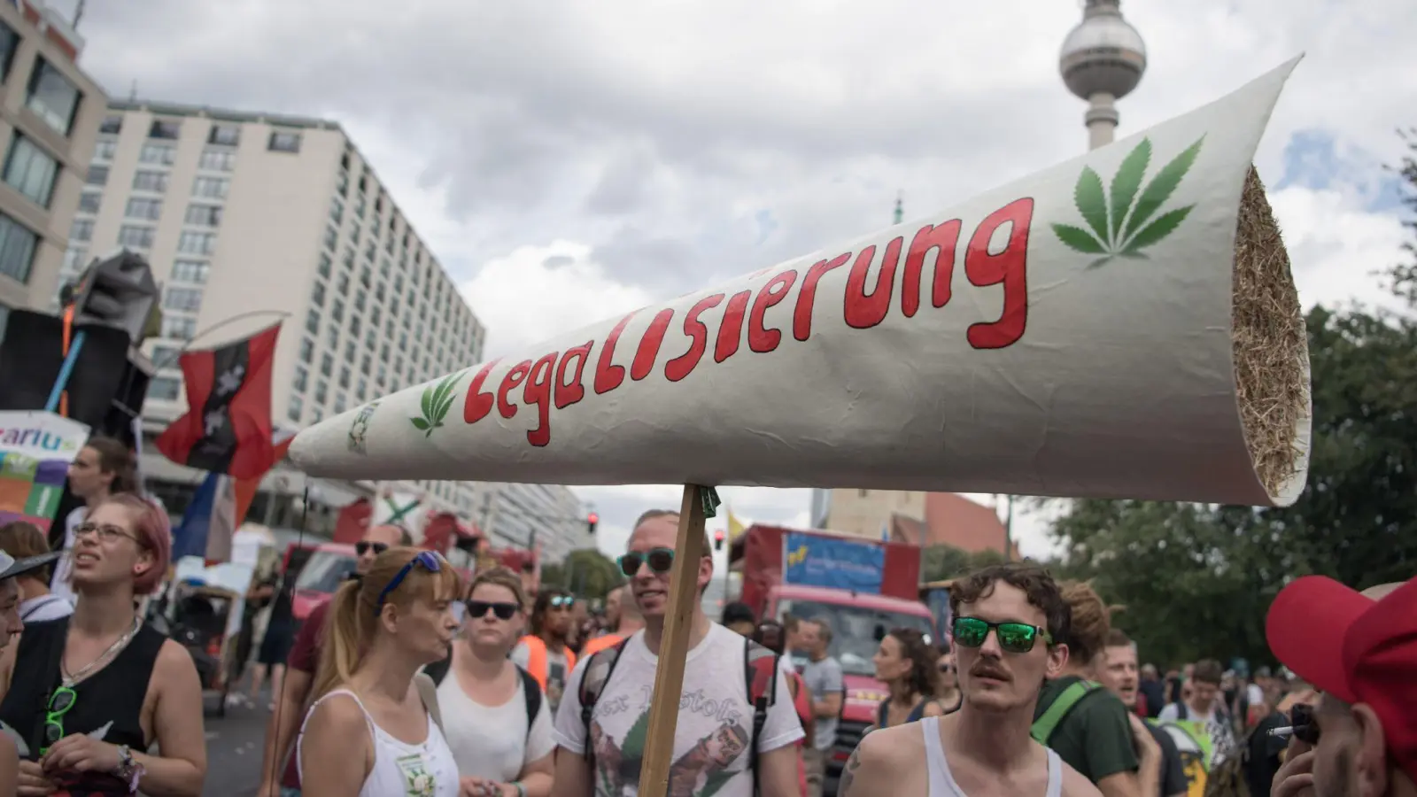 Teilnehmer halten einen riesigen Joint mit der Aufschrift &quot;Legalisierung&quot; bei der 23. Hanfparade für eine Legalisierung von Cannabis. (Foto: Jörg Carstensen/dpa)