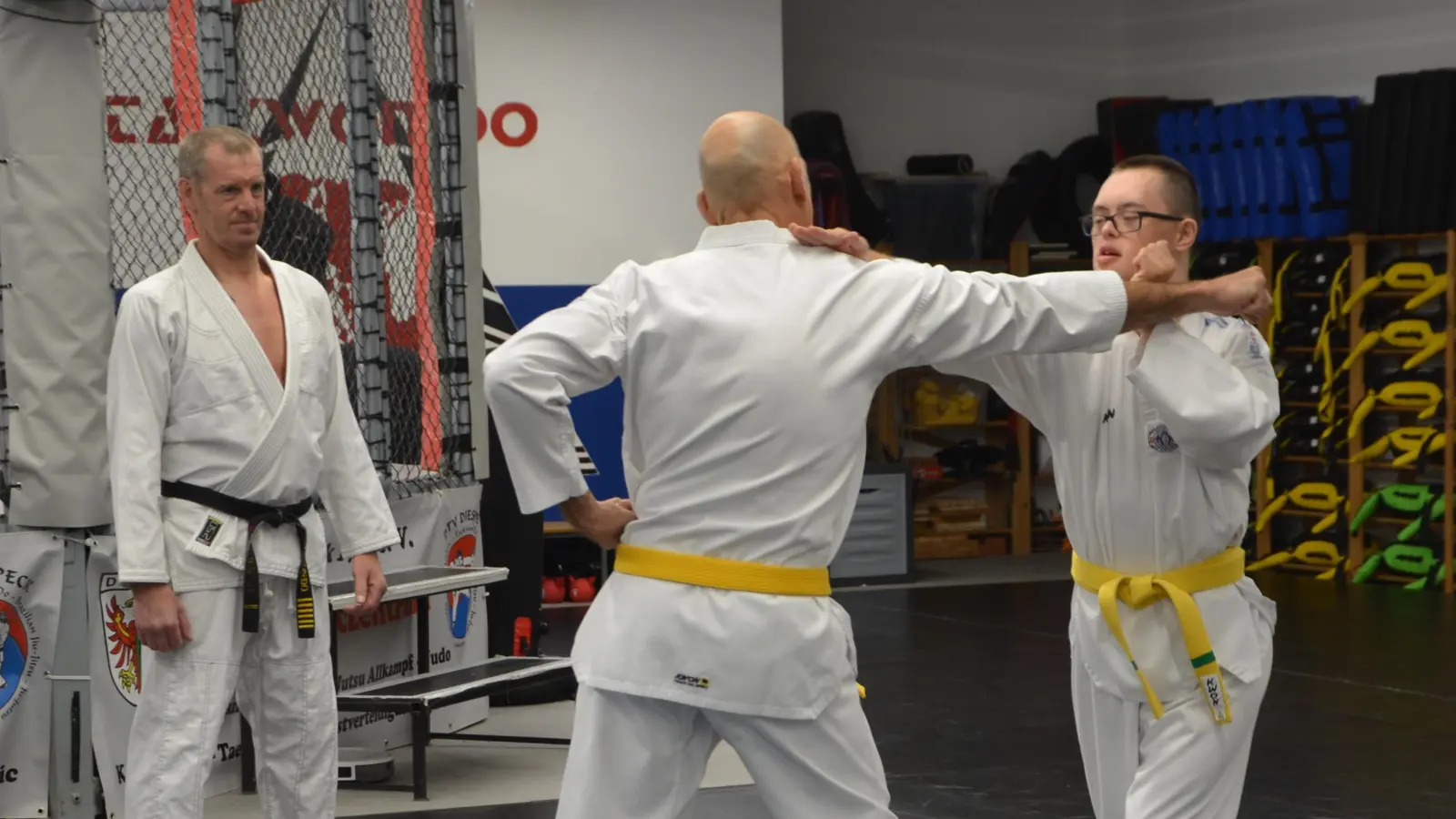 Im Trainingsraum der Taekwondo-Abteilung des DTV Diespeck. Hinten Trainer Holger Tanzberger und vorne Christian Tanzer und sein Sohn Joni, der trotz Downsyndrom ein guter Kampfsportler wird.  (Foto: Christa Frühwald)