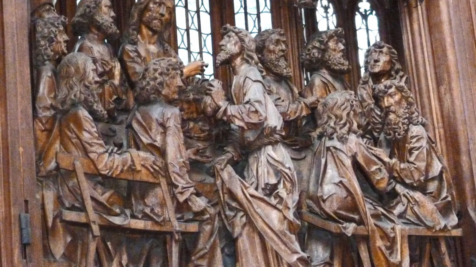 Hier, vor dem Heilig-Blut-Altar in der St.-Jakobs-Kirche, wird das Erzähltheater von Markus Grimm stattfinden. Dieses verwebt drei Zeitebenen miteinander: Spätgotik, biblisches Geschehen und Gegenwart. (Foto: Willi Pfitzinger)