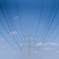 Eine Stromtrasse bei Lichtenfels im Jahr 2020. Der nunmehr offiziell in Betrieb genommene neue „Ostbayernring“ soll das Stromnetz entlasten und bei der Aufnahme der gestiegenen Ökostromproduktion helfen. (Symbolbild) (Foto: Nicolas Armer/dpa)