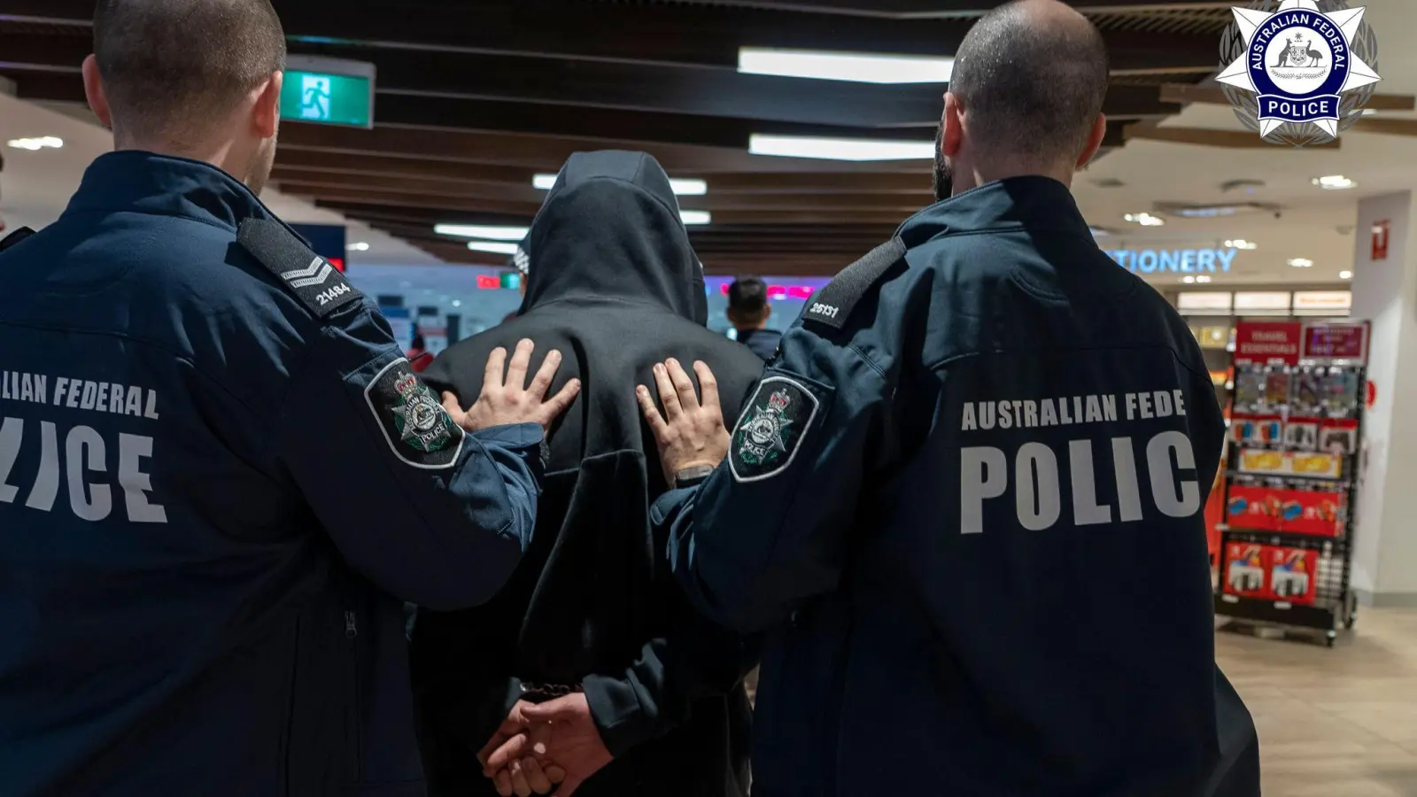 Polizisten führen den Schmuggler ab. (Foto: Supplied/Australian Federal Police AFP/AAP/dpa)