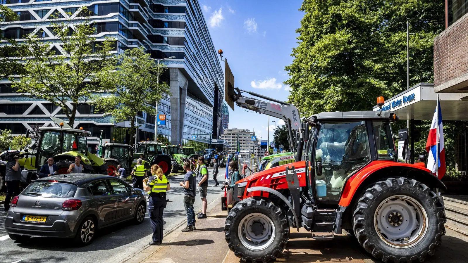 Landwirte demonstrieren mit Traktoren vor dem Repräsentantenhaus in Den Haag, wo Abgeordnete über geplante Umweltauflagen des Kabinetts debattieren. (Foto: Jeffrey Greenweg/ANP/dpa)