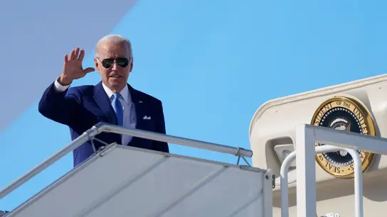 US-Präsident Joe Biden bei seiner Abreise aus Saudi-Arabien. (Foto: Evan Vucci/AP/dpa)