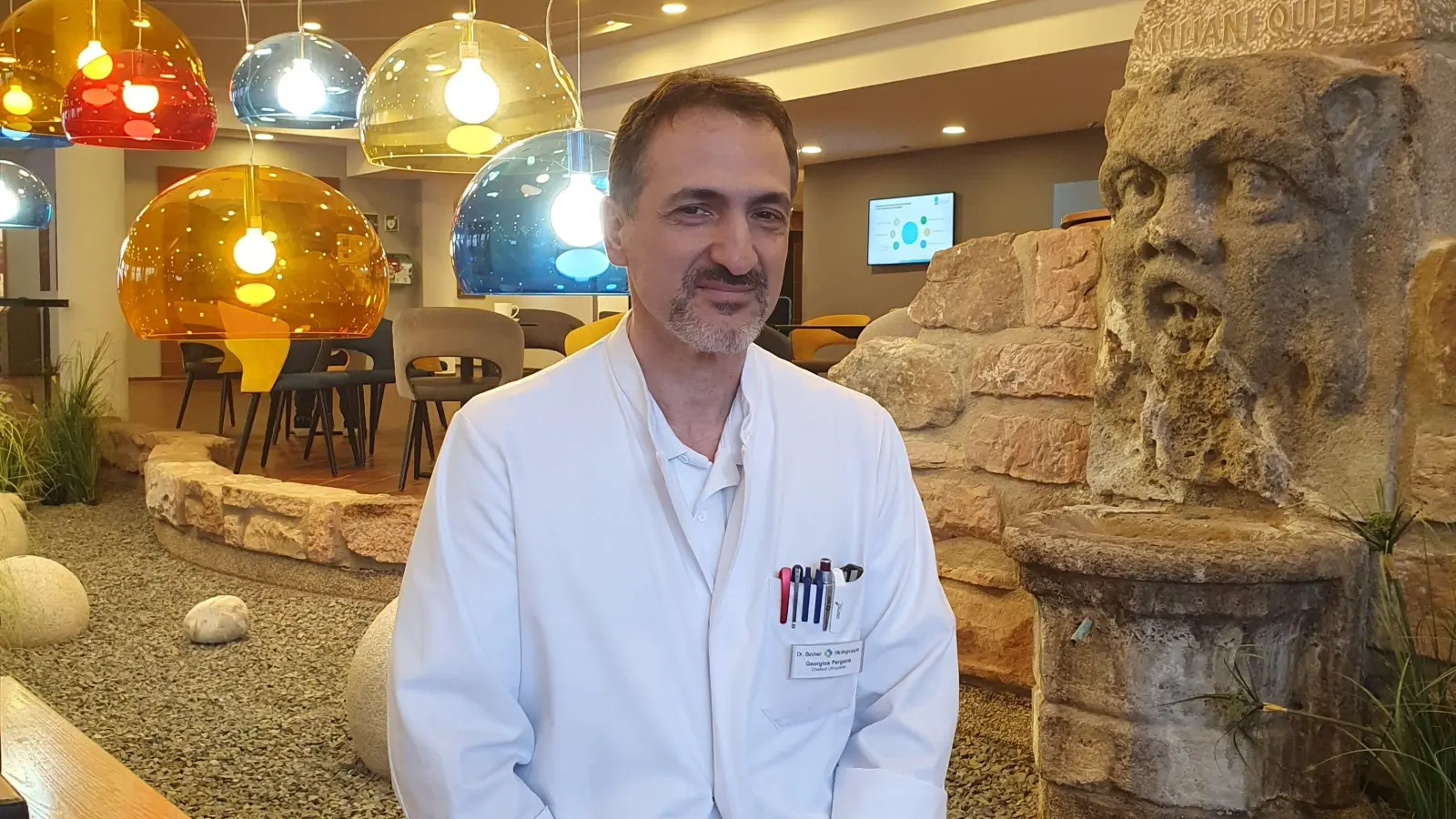 Georgios Pergaris hat die nächste Karrierestufe genommen und ist nun orthopädischer Chefarzt in der Kiliani-Klinik. (Foto: Anna Franck)