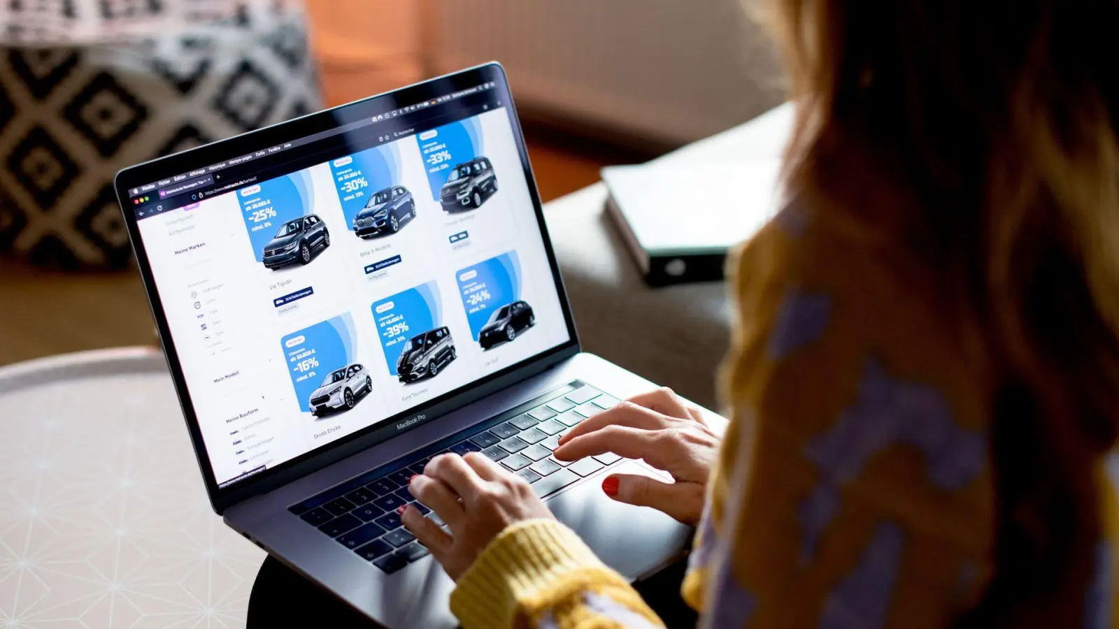 Online-Autokauf: Ein sicherer Zahlungsprozess kann vor Betrug und Fehlkäufen schützen. (Foto: Zacharie Scheurer/dpa-tmn)