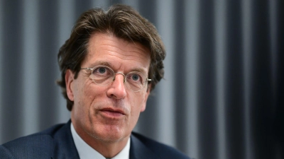 Schaeffler-Vorstandschef Klaus Rosenfeld sieht gegenseitige wirtschaftliche Abhängigkeiten von China und Europa.  (Foto: Sebastian Christoph Gollnow/dpa)