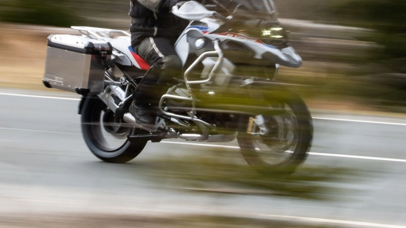 Ein bislang unbekannter Motorradfahrer hat in der Nacht auf Sonntag einen Unfall in Sugenheim gebaut. (Symbolbild: Swen Pförtner/dpa)