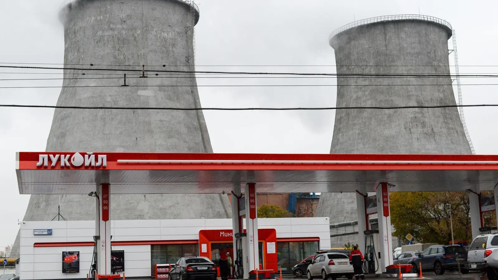 Eine Tankstelle von Lukoil in Moskau. (Foto: Jens Kalaene/dpa-Zentralbild/dpa)
