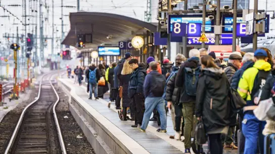 Die Deutsche Bahn stellt am Samstag angesichts des bevorstehenden Warnstreiks ein deutlich erhöhtes Fahrgastaufkommen fest. (Foto: Frank Rumpenhorst/dpa/Archiv)