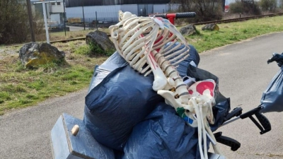 Osterputz einmal anders: Neben den üblichen Müllablagerungen sammelten zwei Familien auch ein Anatomieskelett ein. (Foto: Ulrich Grüber)