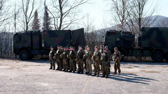 Eine Gruppe Soldaten der NATO Response Force steht auf dem Gelände des Heeres in Wildflecken. (Foto: Daniel Vogl/dpa)