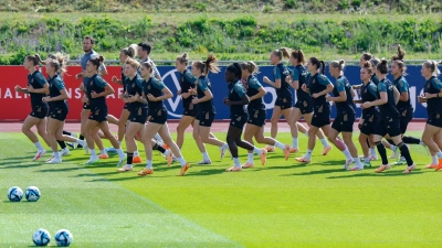 Die Nationalspielerinnen laufen sich beim Training warm. (Foto: Daniel Löb/dpa)