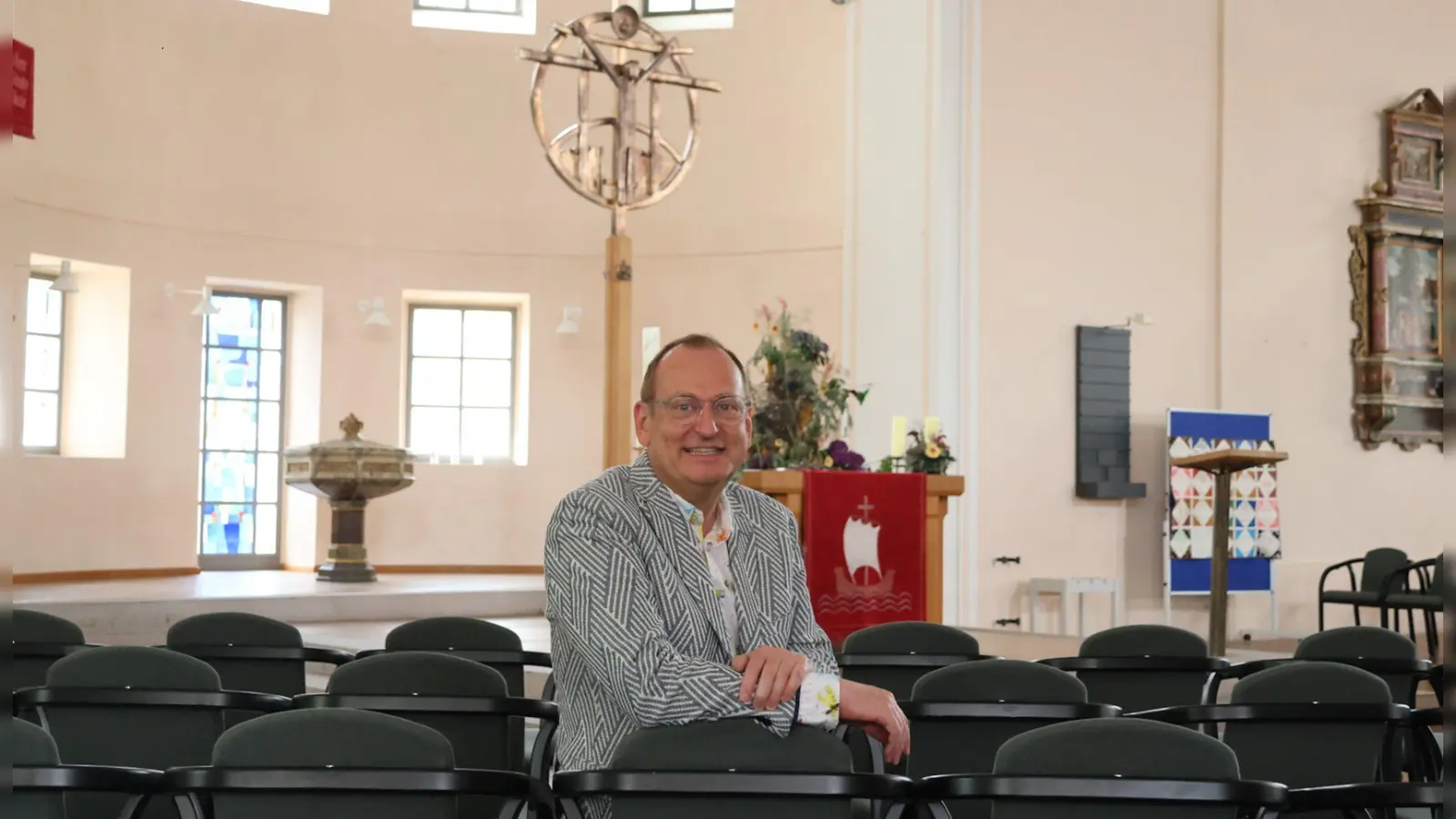 Volker Heißmann hat seine ersten künstlerischen Schritte in Gotteshäusern gemacht. Am Mittwoch kommt er mit seinem Programm „Introitus interruptus“ in die Dinkelsbühler St.-Pauls-Kirche. (Foto: Martina Haas)