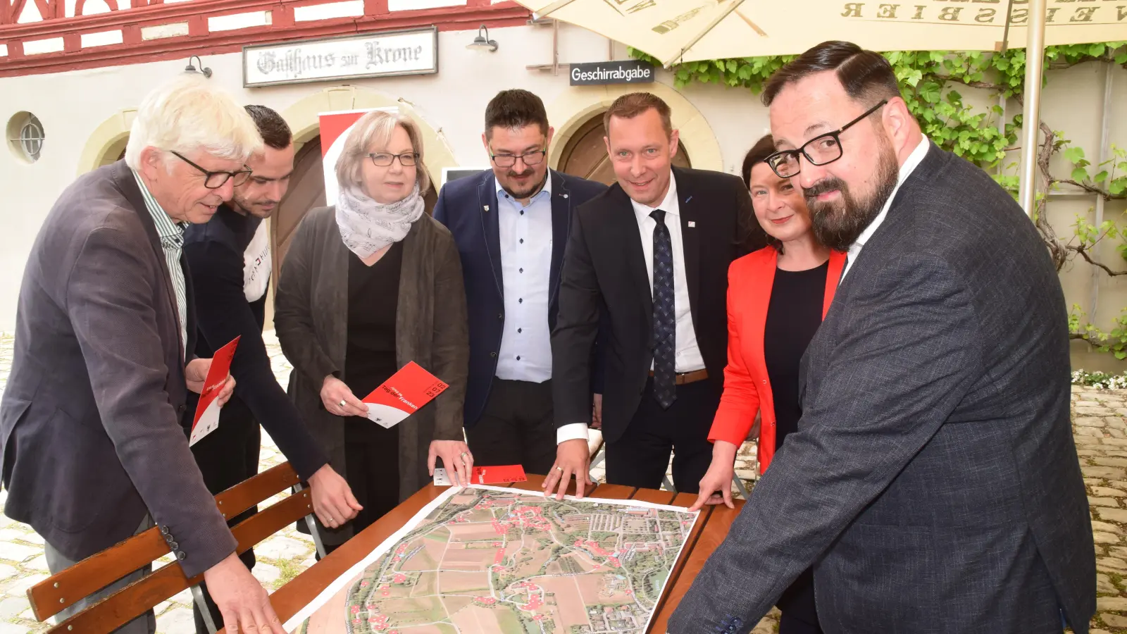 Auf dem Plan sind die Orte mit den Veranstaltungen zum Tag der Franken eingezeichnet. Das Bild zeigt (von links): Museumsleiter Dr. Herbert May, Sven Kilian (Ordnungsamt Stadt Bad Windsheim), Bezirksheimatpflegerin Dr. Andrea Kluxen, Jürgen Boier (Hauptamtsleiter Stadt Bad Windsheim), Bezirkstagspräsident Armin Kroder, stellvertretende Bezirksheimatpflegerin Julia Krieger und Reinhold Werner (Museumsverwaltungschef). (Foto: Gerhard Krämer)