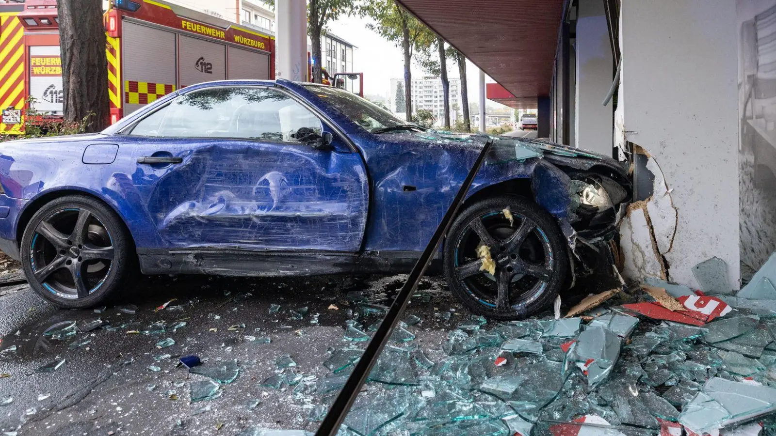 In Würzburg ist eine junge Frau mit ihrem Auto in ein Möbelhaus gefahren. (Symbolbild) (Foto: Christoph Weiss/dpa)
