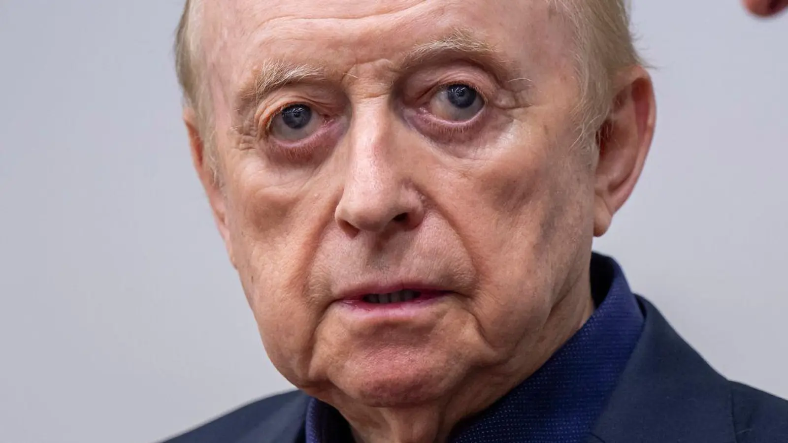 Schuhbeck mit seinem Anwalt Norbert Scharf. (Foto: Peter Kneffel/dpa)