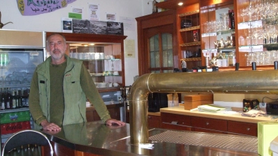 Der Thekenbereich im Café Merhaba: Das Angebot der Stabstelle Integration, die Peter Jüdt leitet, hat seit über einem Jahr seine Heimat im ehemaligen Gasthof „Lamm“ an Feuchtwangens Marktplatz. (Foto: Jasmin Kiendl)