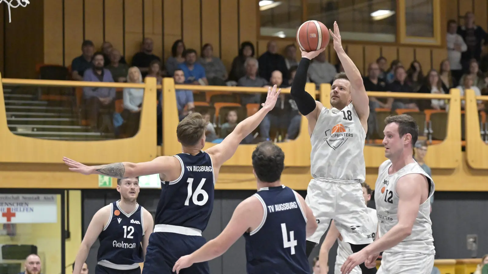 Manuel Rockmann (mit Ball) und Johannes Richter (rechts, im Hinspiel gegen die Augsburger Daniel Franken, links, und Matthias Ottlik) steuerten jeweils 21 Punkte für Neustadt bei. (Foto: Martin Rügner)