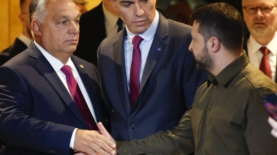 Wolodymyr Selenskyj trifft beim Gipfel in Granada auch auf Ungarns Ministerpräsident Viktor Orban. (Foto: Peter Klaunzer/KEYSTONE/dpa)