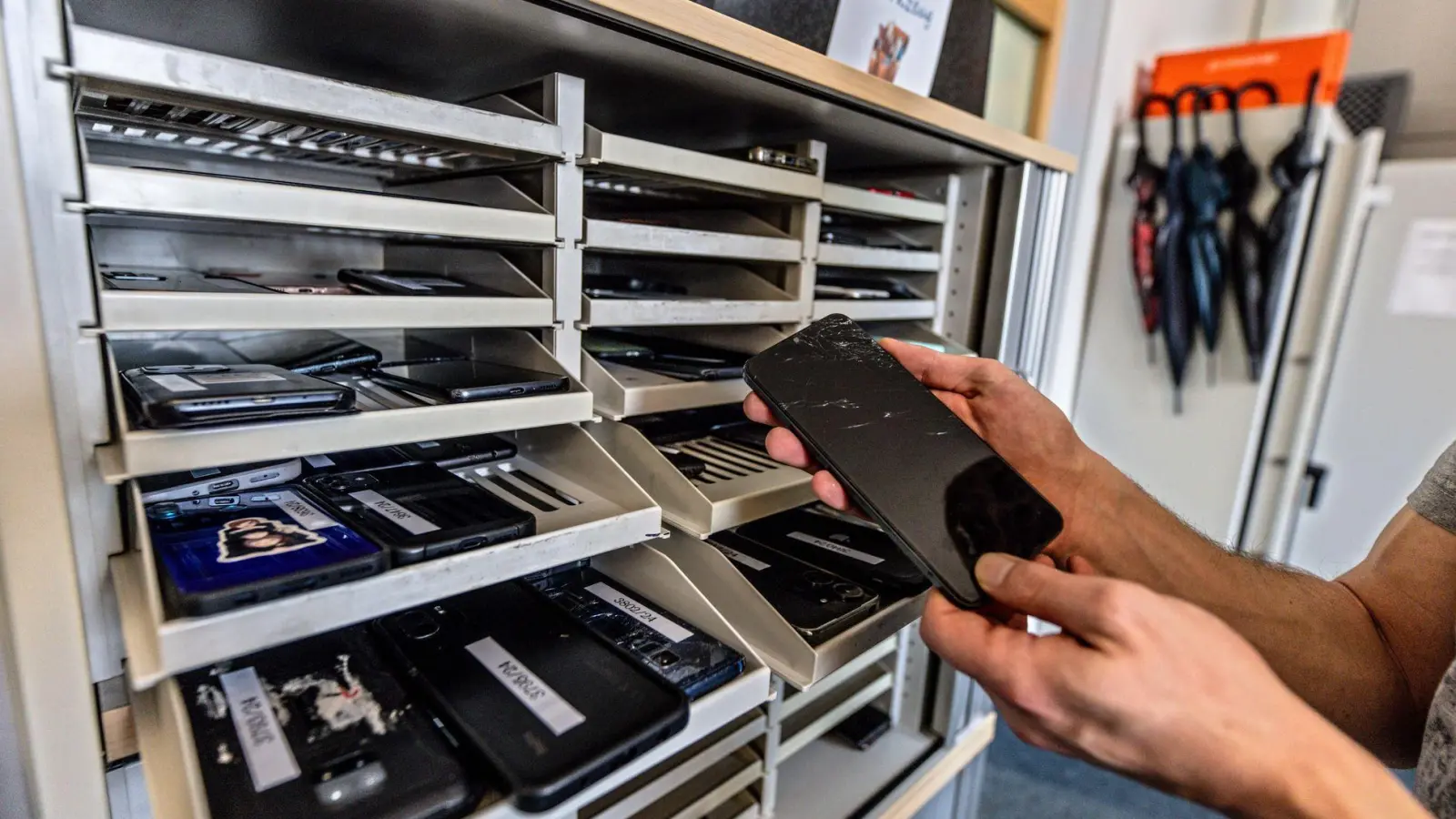 So ist es richtig: Wer eine Fundsache an sich nimmt, muss dem Geschädigten ermöglichen, seinen Wertgegenstand zurückzubekommen - zum Beispiel durch Abgabe in einem Fundbüro. (Foto: Dieter Menne/dpa/dpa-tmn)