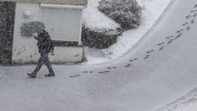 Im Allgäu blieb der Schnee zwischenzeitlich auch auf Straßen liegen. (Foto: Peter Kneffel/dpa)