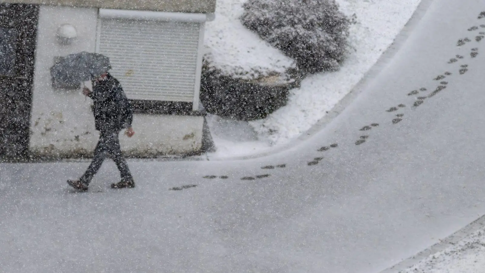 Im Allgäu blieb der Schnee zwischenzeitlich auch auf Straßen liegen. (Foto: Peter Kneffel/dpa)