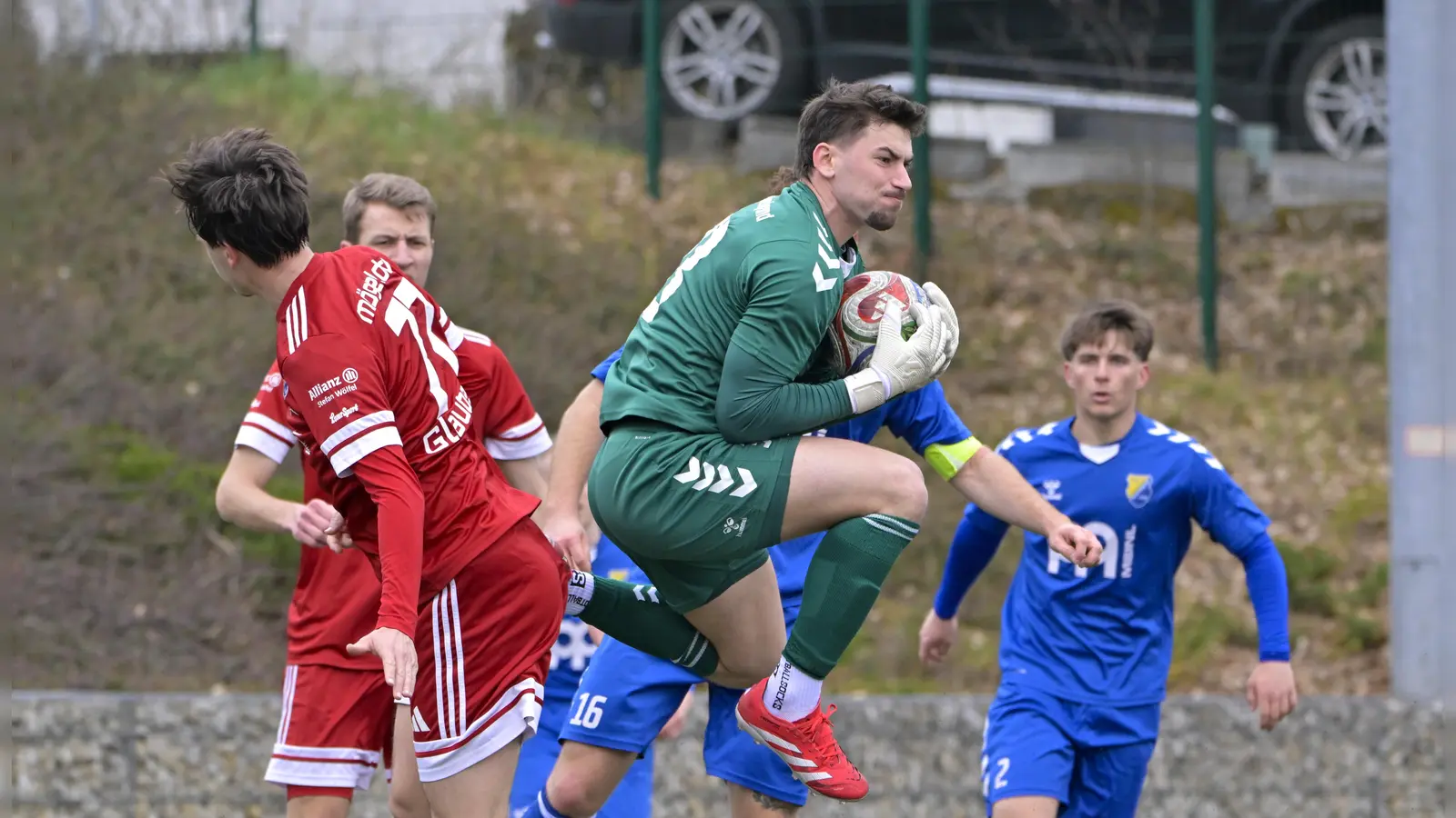 Steinachgrunds neue Nummer 1, Nicolas Hurler, fängt hier den Ball vor Mögeldorfs Angreifer Luca Glauber ab. (Foto: Martin Rügner)