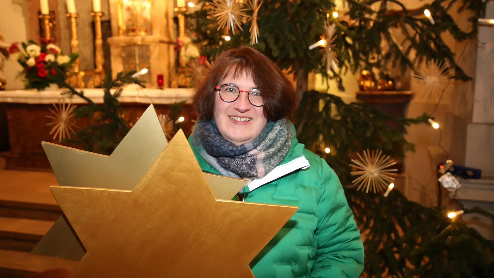 Sie hat nicht nur die Sterne für die Aktion vorbereitet: Barbara Engelhardt, die Verantwortliche für die Sternsinger in der Pfarrei St. Ludwig. (Foto: Alexander Biernoth)