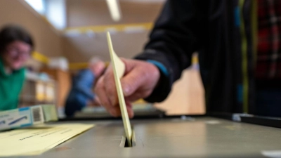 Der Landkreis Rhön-Grabfeld wird künftig von einer Landrätin geführt, die zur Partei Freie Wähler gehört.  (Foto: Pia Bayer/dpa)