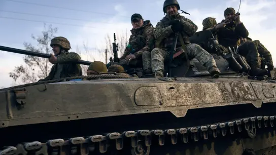 Ukrainische Soldaten fahren auf einem gepanzerten Fahrzeug an der Frontlinie. Die Stadt Bachmut ist seit Monaten schwer umkämpft. (Foto: LIBKOS/AP)