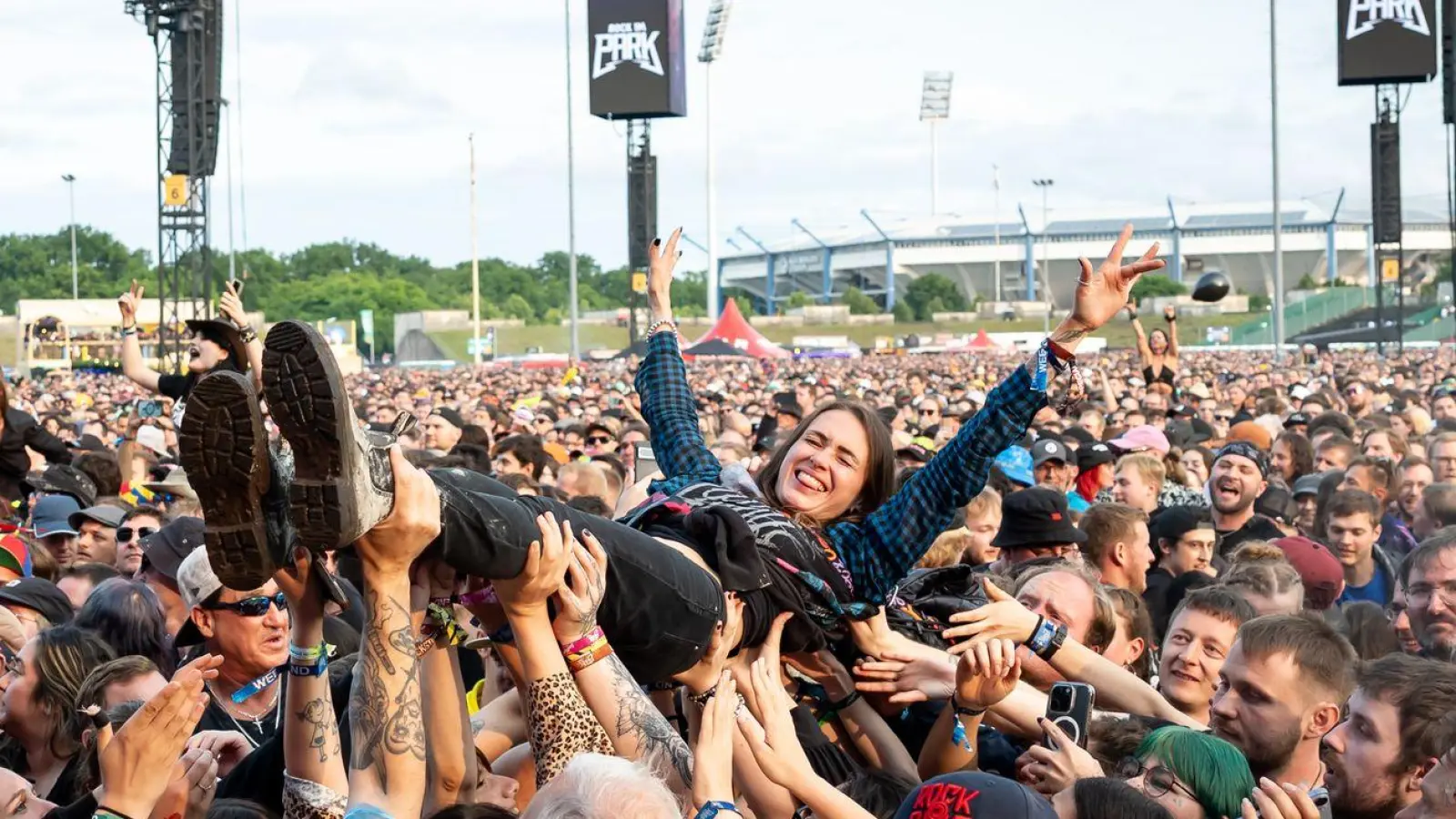 Es gab viel Regen, aber auch immer wieder Sonne - die Fans feierten bei jedem Wetter. (Foto: Daniel Karmann/dpa)