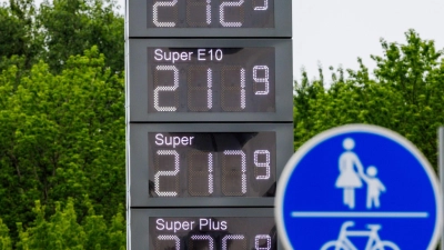 Nach dem Mittagssprung lagen Benzin und Diesel im bundesweiten Durchschnitt deutlich über 2 Euro pro Liter. (Foto: Jens Büttner/dpa)