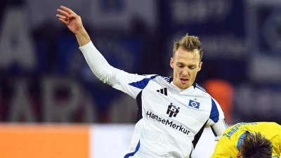 Wechselt nach Kanada: Sebastian Schonlau (l). (Foto: Swen Pförtner/dpa)