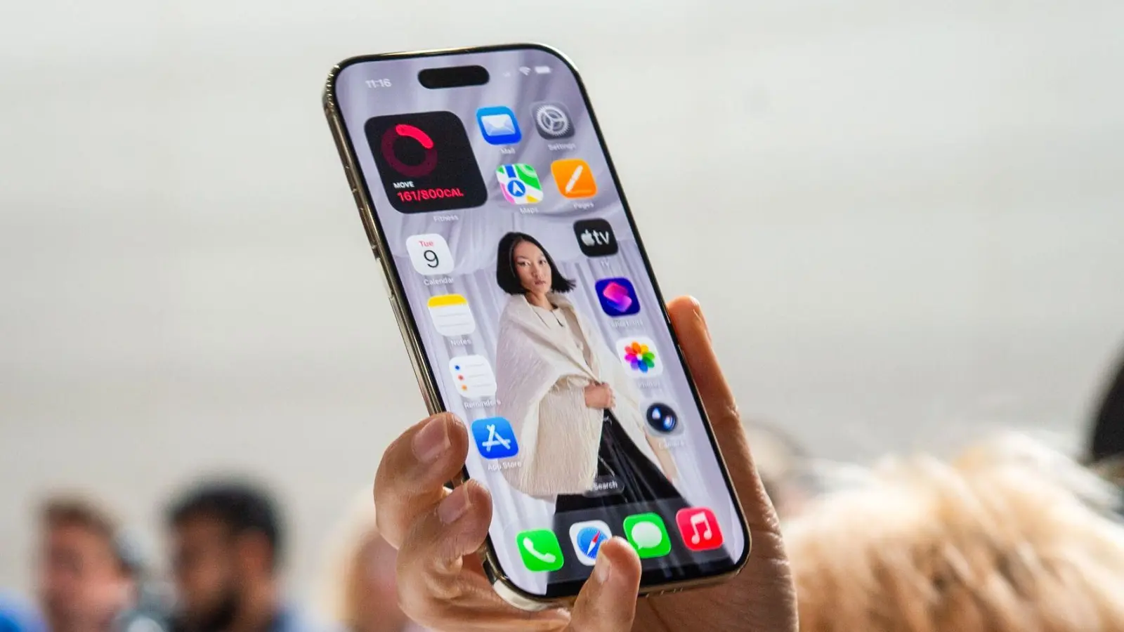 Das - mal abgesehen vom Kamerabuckel - bisher dünnste iPhone - das iPhone Air. Und taugt das was? (Foto: Andrej Sokolow/dpa/dpa-tmn)