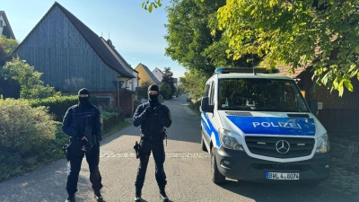 Mit einem Großeinsatz hat die Polizei unter anderem in Kupferzell das Verbot der rechtsextremistischen Vereinigung durchgesetzt. (Foto: Jan-Philipp Strobel/dpa)