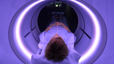 Moderne Diagnostik im Einsatz: Das Screening erfolgt per Niedrigdosis-CT, das Tumoren bereits im Frühstadium sichtbar macht. (Foto: Martin Schutt/dpa/dpa-tmn)