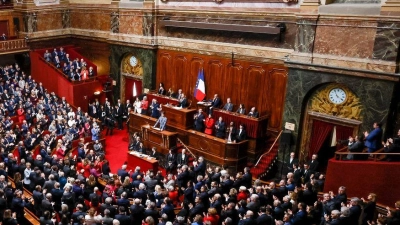 Mit einer Drei-Fünftel-Mehrheit wurde in Versailles das Recht auf Abtreibung in der französischen Verfassung verankert. (Foto: Thomas Padilla/AP/dpa)