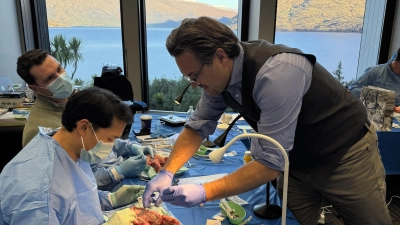 Dr. Dr. Markus Tröltzsch beim Seminar für Oralchirurgen in Queenstown. Im Hintergrund die spektakuläre Natur Neuseelands. (Foto: Dr. George Alexandros)