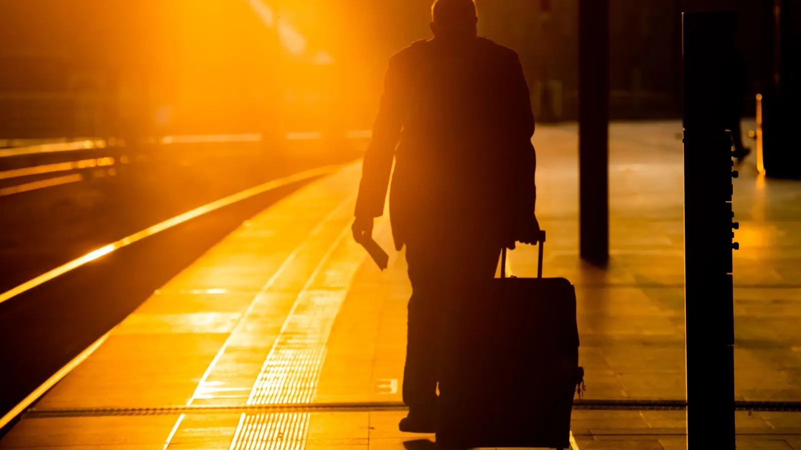 Zugverspätung: Mögliche Ansprüche auf Entschädigung bestehen immer nur, wenn der Bahntransfer zum Flughafen explizit Teil der Reisebuchung ist.  (Foto: Christoph Soeder/dpa/dpa-tmn)