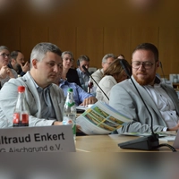 Ein Bild mit Symbolcharakter: Bei der Sitzverteilung zur Bürgermeister-Dienstversammlung war darauf geachtet worden, dass Philipp Flierl, (links) neuer Bürgermeister in Bad Windsheim, und sein ebenfalls neu gewählter Neustädter Amtskollege Alexander Müller, direkt nebeneinander sitzen. Die beiden verstanden sich offenbar gut – eine potenzielle Rivalität der beiden größten Landkreisstädte soll so im Keim erstickt werden,  (Foto: Patrick Lauer)