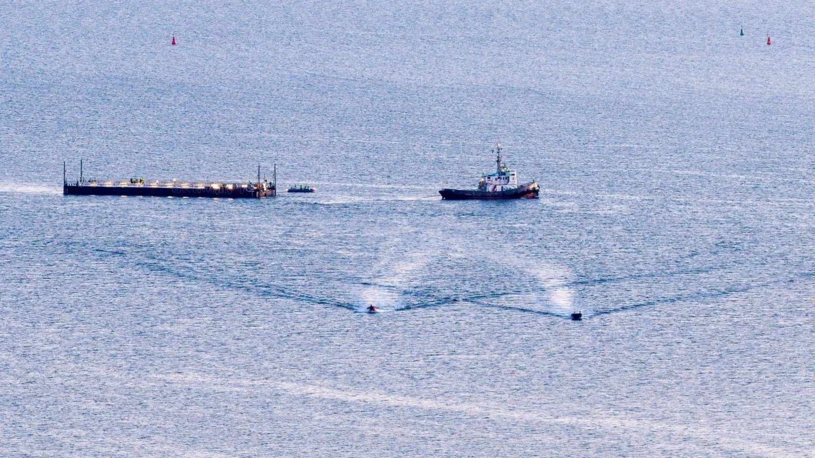 Transport mit ungewissem Ausgang: Wal wird Richtung Nordsee gebracht (Foto: Bodo Marks/dpa)