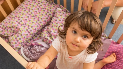 Bevor es Zeit fürs große Bett wird, können übergangsweise zwei Gitterstäben entfernt werden, damit das Kind selbstständig aus- und einsteigen kann. (Foto: Christin Klose/dpa-tmn/dpa)