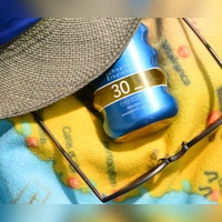 Sonnencreme schützt uns vor UV-Strahlung, kann aber hartnäckige Flecken auf Kleidung hinterlassen. (Foto: Robert Michael/dpa/dpa-tmn)